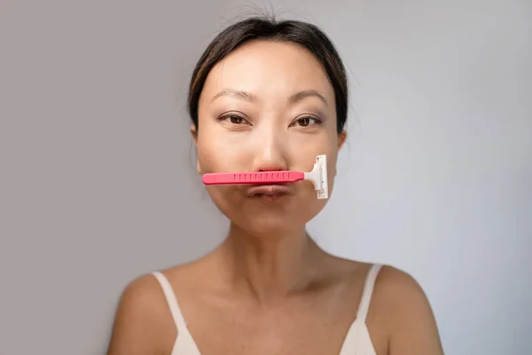 Wanita Asia Lucu Mencukur Wajahnya Dengan Pisau Cukur Latar Belakang — Stok Foto