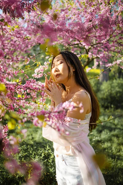 Asiatique Fille Touche Branche Fleurs Avec Main Cerisier Fleur Floraison — Photo