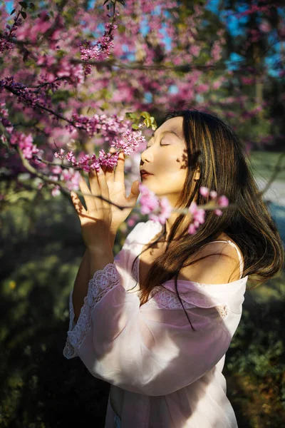 Asiatique Fille Touche Branche Fleurs Avec Main Cerisier Fleur Floraison — Photo