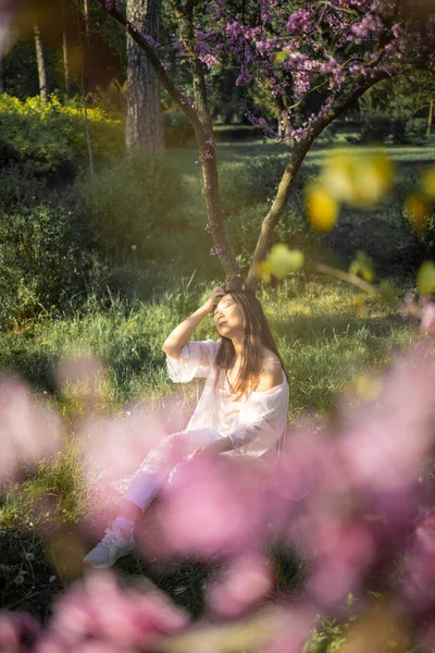 美丽的年轻的亚洲女人 在公园里开着盛开的樱花 — 图库照片