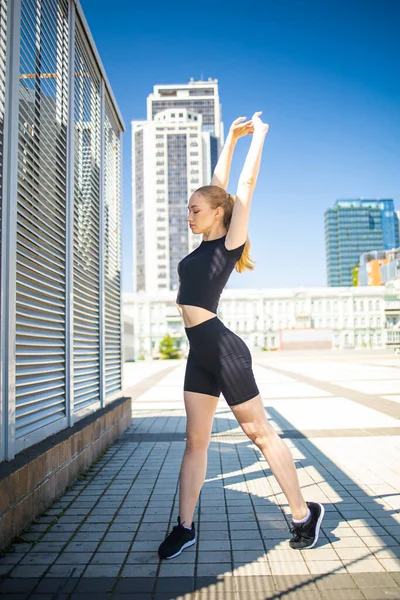 Fitness Löpare Kropp Närbild Kvinna Gör Uppvärmning Innan Jogging Stretching — Stockfoto