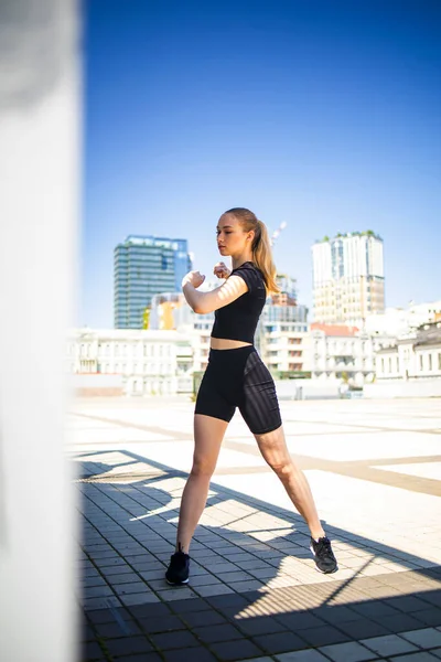 Fitness Löpare Kropp Närbild Kvinna Gör Uppvärmning Innan Jogging Stretching — Stockfoto