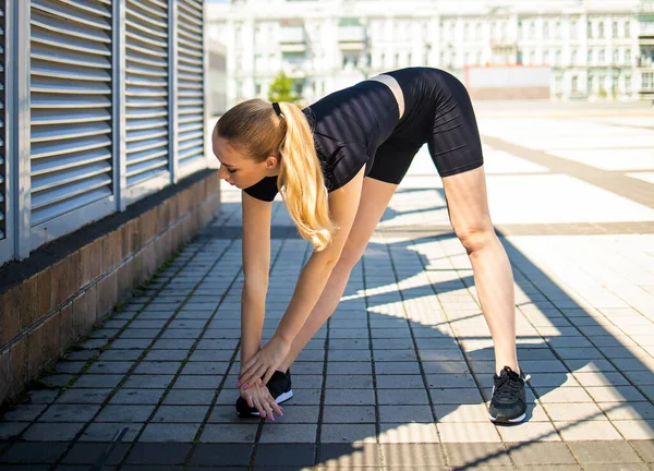 Fitness Löpare Kropp Närbild Kvinna Gör Uppvärmning Innan Jogging Stretching — Stockfoto
