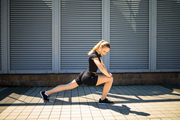 フィットネスランナーの身体を閉じます ジョギング前にウォーミングアップを行う女性 ストレッチ足の筋肉 女性アスリートは 心臓運動のための足を準備します 都市の屋外運動 — ストック写真