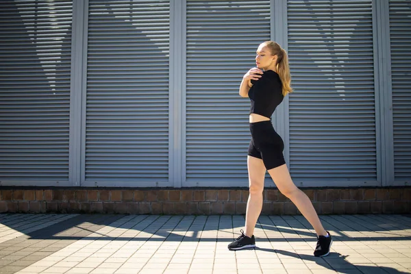 フィットネスランナーの身体を閉じます ジョギング前にウォーミングアップを行う女性 ストレッチ足の筋肉 女性アスリートは 心臓運動のための足を準備します 都市の屋外運動 — ストック写真