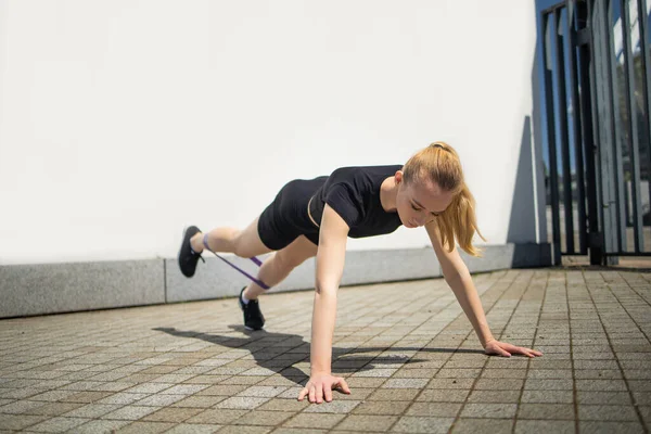 Mooie Jonge Fitte Vrouw Met Elastiekjes Oefening Stedelijke Omgeving — Stockfoto