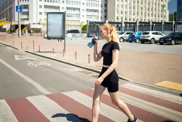 Sportos Szőke Sportruházatban Fehérjeturmixot Iszik Vagy Egy Üveg Vizet Edzés — Stock Fotó