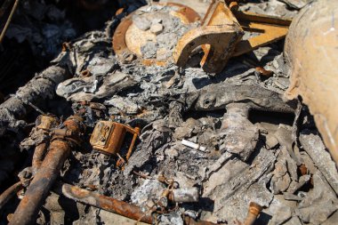 UKRAINE - Mayıs. 24, 2022: Kırık tanklar, savaş araçları ve Kiev bölgesindeki Rus işgalcilerin yanmış askeri ekipmanları