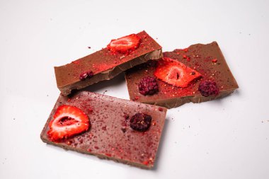 Taze ve kurutulmuş böğürtlenli el yapımı çikolata, ahududu, beyaz arka planda çilek, kırsal tarzda, metin için boş alan.