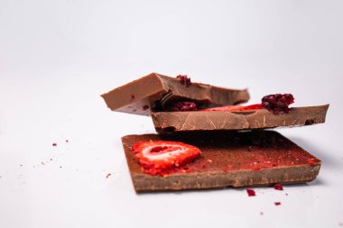 Taze ve kurutulmuş böğürtlenli el yapımı çikolata, ahududu, beyaz arka planda çilek, kırsal tarzda, metin için boş alan.