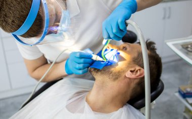 Erkek diş hekimi, dişçiden diş hekimine diş hekimi.