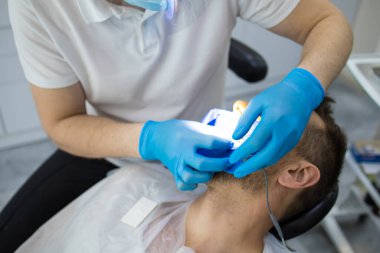 Erkek diş hekimi, dişçiden diş hekimine diş hekimi.