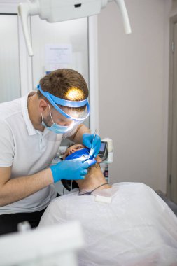 Erkek diş hekimi, dişçiden diş hekimine diş hekimi.