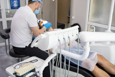 Erkek diş hekimi, dişçiden diş hekimine diş hekimi.