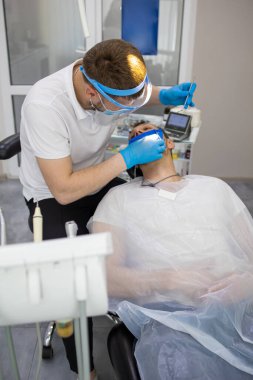 Erkek diş hekimi, dişçiden diş hekimine diş hekimi.