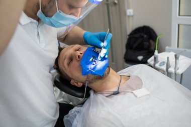 Erkek diş hekimi, dişçiden diş hekimine diş hekimi.