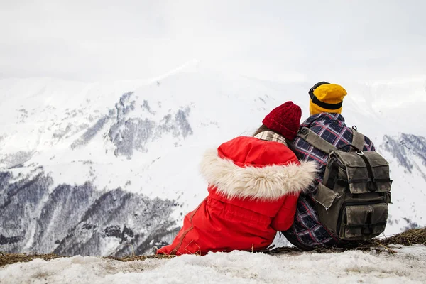 Milující Pár Spolu Hraje Venku Sněhu Zimní Prázdniny Horách Muž — Stock fotografie