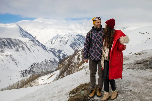 Milující Pár Spolu Hraje Venku Sněhu Zimní Prázdniny Horách Muž — Stock fotografie