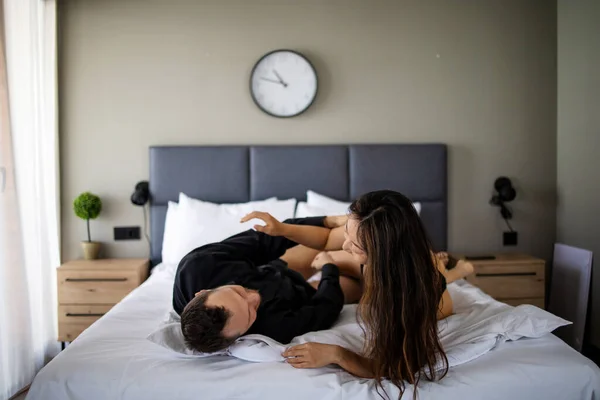 Yatak Odasında Samimi Partnerler Ateşli Aşıklar Seyahatinde Ihanet Seksi Çamaşırlı — Stok fotoğraf