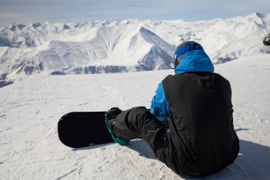 Kayak merkezindeki dağlarda snowboardcuların arka planı 