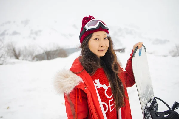 Ευτυχισμένη Ασιάτισσα Γυναίκα Κρατώντας Snowboard Snowboarder Χειμερινό Άθλημα — Φωτογραφία Αρχείου