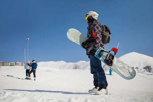 Snowboarder Sur Fond Montagnes Ciel Bleu — Photo