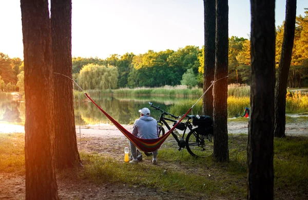 Homem Viaja Bicicleta Relaxando Rede Vermelha Descansar Floresta Perto Lago — Fotografia de Stock