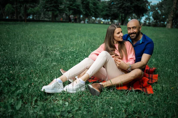 Retrato Jovem Casal Feliz Desfrutando Dia Parque Juntos — Fotografia de Stock