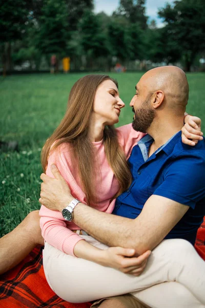Porträtt Ett Lyckligt Ungt Par Njuter Dag Parken Tillsammans — Stockfoto