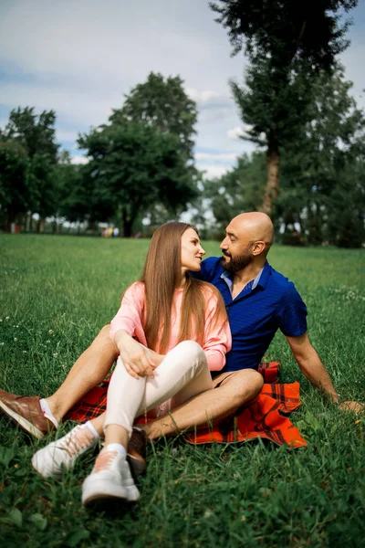Porträtt Ett Lyckligt Ungt Par Njuter Dag Parken Tillsammans — Stockfoto