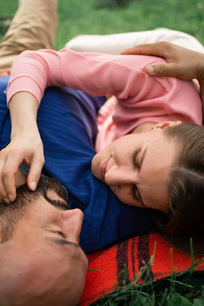 Pareja Amantes Abrazándose Besándose Parque Atardecer Amor Concepto Felicidad — Foto de Stock