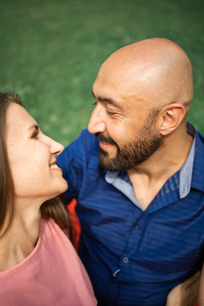 Skallig Man Kramar Sin Älskade Ängen Begreppet Dejting Förälskelse — Stockfoto