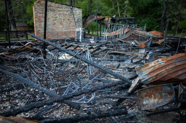 Yangından sonra bir evin içi yanmış, binanın içinde yıkılmış bir oda, bir felaketin veya savaşın sonuçlarının konsepti.