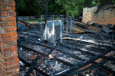 Yangından sonra bir evin içi yanmış, binanın içinde yıkılmış bir oda, bir felaketin veya savaşın sonuçlarının konsepti.