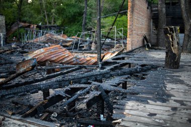 Yangından sonra bir evin içi yanmış, binanın içinde yıkılmış bir oda, bir felaketin veya savaşın sonuçlarının konsepti.