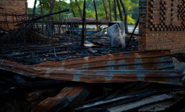 Yangından sonra bir evin içi yanmış, binanın içinde yıkılmış bir oda, bir felaketin veya savaşın sonuçlarının konsepti.