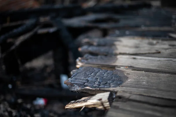 Restos Una Casa Madera Después Incendio Carteles Carbonizados Cerca Concepto —  Fotos de Stock