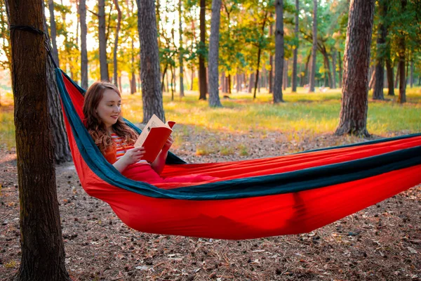 Glimlachende Vrouw Die Een Boek Leest Ontspannen Hangmat Het Bos — Stockfoto