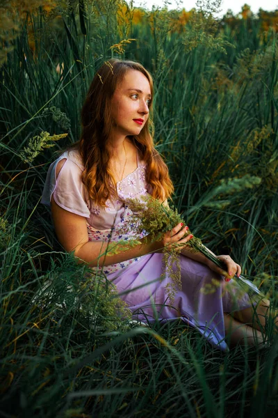 美丽的年轻红头发女人在户外 好好享受大自然吧夏天的草地 — 图库照片