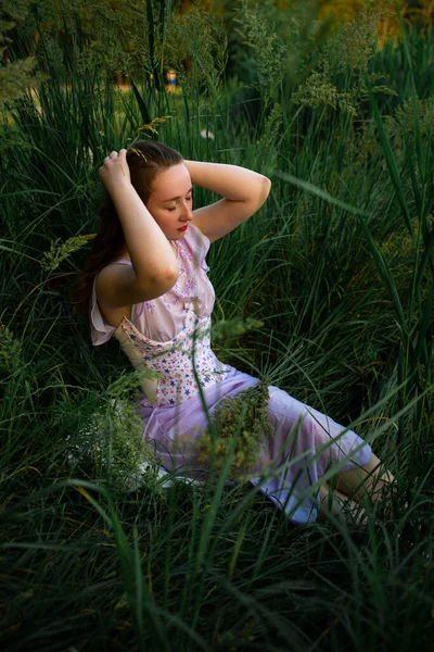 美丽的年轻红头发女人在户外 好好享受大自然吧夏天的草地 — 图库照片