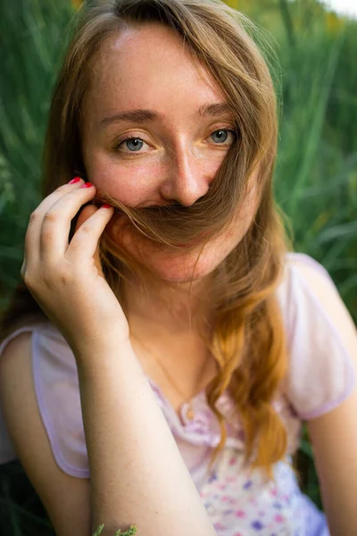 Забавная Молодая Рыжая Женщина Играет Прядями Волос Открытом Воздухе Траве — стоковое фото