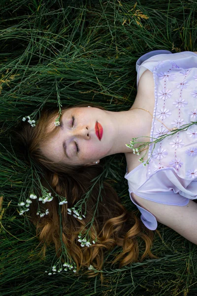 Belle Jeune Fille Avec Longs Cheveux Bouclés Rouges Fille Avec — Photo