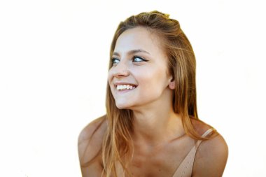 Mutlu, neşeli, genç bir kadın. Olumlu haberlere ya da doğum günü hediyesine seviniyor. Neşeli ve büyüleyici bir gülümsemeyle başka tarafa bakıyor. Zencefilli öğrenci üniversiteden sonra dinleniyor.