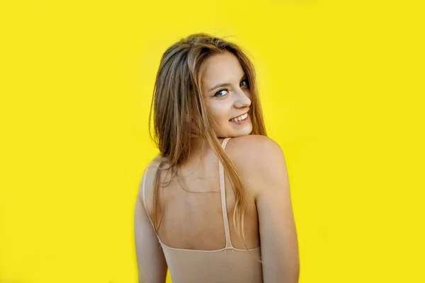 Retrato Moda Beleza Sorrindo Jovem Mulher Fundo Amarelo — Fotografia de Stock