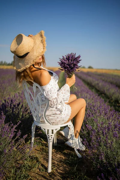 Wanita Pirang Cantik Duduk Lapangan Lavender Pada Hari Musim Panas — Stok Foto