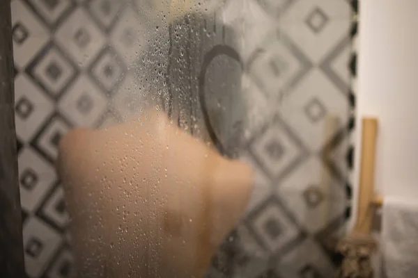 Duşta Stresli Genç Kadın Portresi — Stok fotoğraf