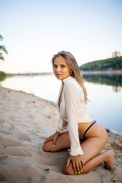Beautiful Sexy Model White Shirt Posing Setting Sun Lake — Stockfoto