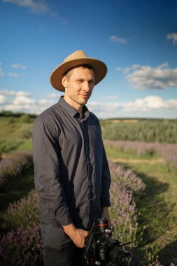 Mutlu videograf kamerayı lavanta alanında dengeleme titreşimli tutuyor.