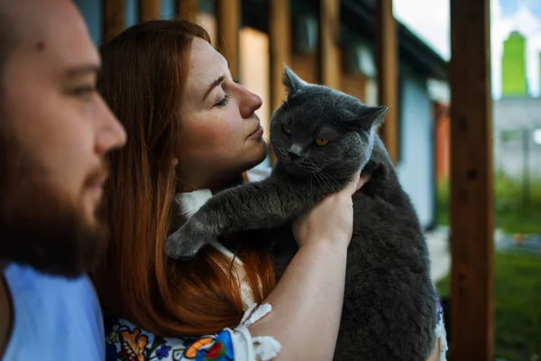 Happy Young Caucasian Couple Home Cat — Stockfoto