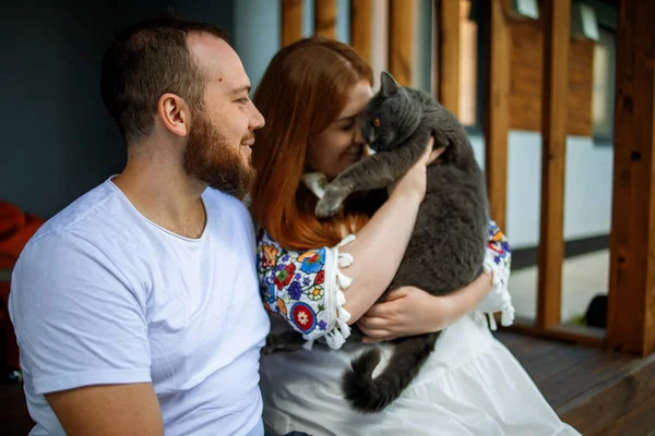 Happy Young Caucasian Couple Home Cat — Φωτογραφία Αρχείου